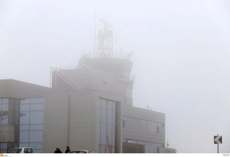 Αεροπλάνα και κτίρια χάνονται μέσα στην ομίχλη, στο αεροδρόμιο «Μακεδονία» (εικόνες)